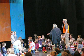 Aktion mit Kindern zur Erffnung Piccolo Theater